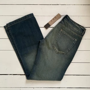 Lågmidjade jeans - Lågmidjade jeans som aldrig kommit till användning för mig. Lappen är kvar också! Köpt secondhand. Priset är diskussionbart 🌟 Skriv privat om du vill se dom på