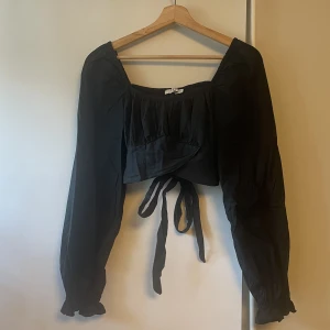 Topp med knytning i ryggen  - Superfin topp som man knyter i ryggen. I fint skick! 