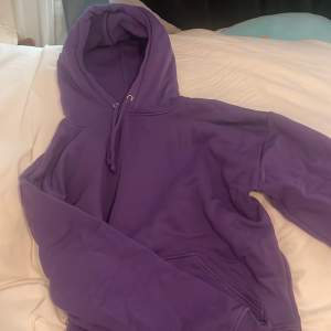 Säljer en lila hoodie från bikbok, nypris är 400kr och har använts några få gånger. Den heter mega hoodie men färgen säljs inte längre. Köptes i höstas.