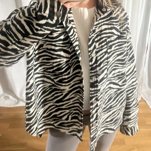 Jeansjacka zebra - Supersnygg jeansjacka i zebra mönster köpt på Gina tricot. Inga defekter och säljer då den inte kommer till användning. Perfekt till våren och sommaren💘