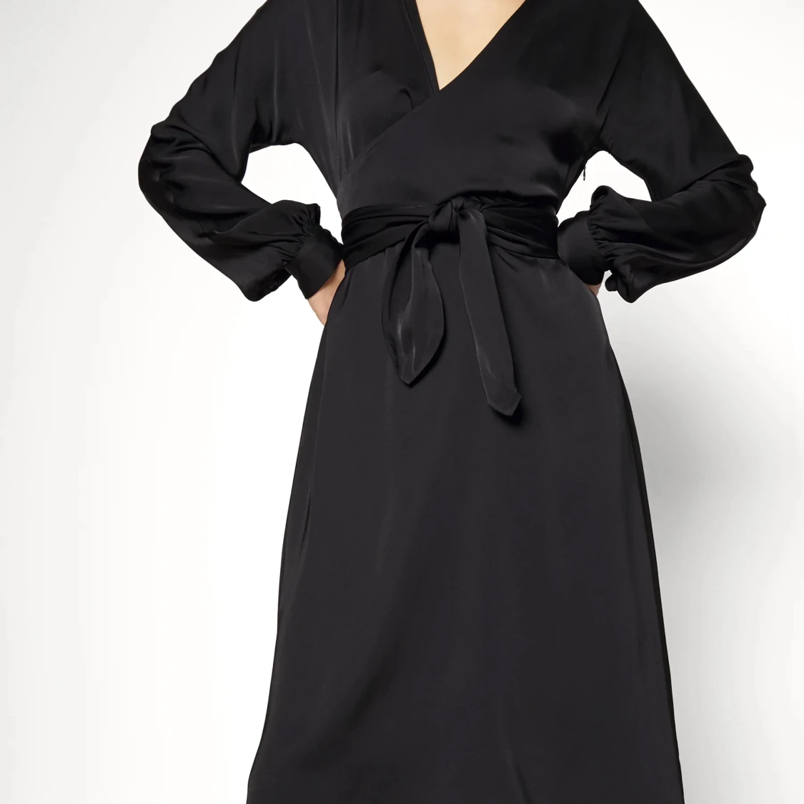 Svart omlottklänning