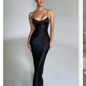 Svart balklänning - Så fin klänning som är perfekt till balen! Säljer då den är lite kort på mig som är 172. Endast testad🥰 hör gärna av er vid intresse👍🏼