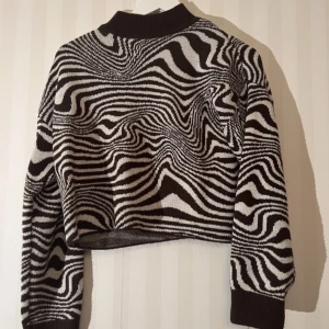 Wavy print stickad tröja - Perfekt skick, mjuk material