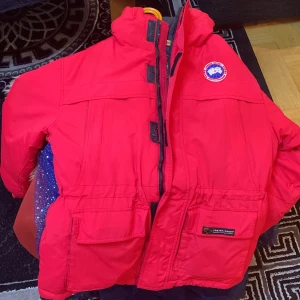 Canada goose vinterjacka  - Dragkedjan är sönder men går att stänga, storlek: XL men sitter bra på för mig som är s/xs