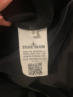 Stone island crewneck S - använd i nyskick inga skador eller fläckar original påse och tillebehör medföljer samt kvitto.