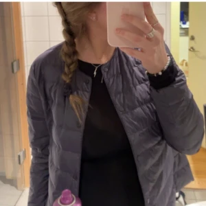 Uniqlo jacka - Säljer blå uniqlo jacka! Skulle även kunna tänka mig att byta mot en mörkblå!💓