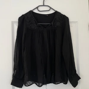 Svart blus - Super söt blus jag ärvt från min mamma😍storlek S men passar xs också🥰