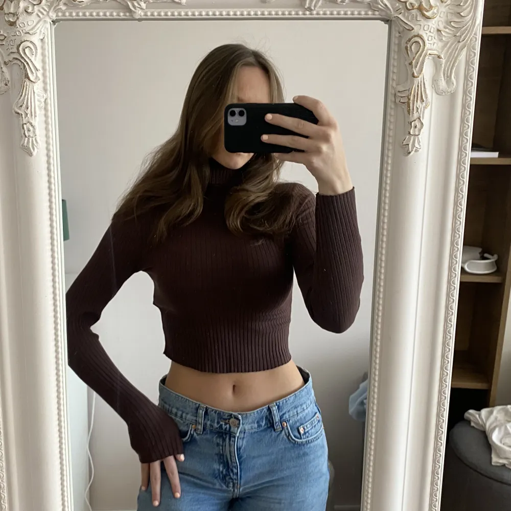 Brun cropped polotröja från Zara i lite tunnare material, strl S❣️. Toppar.