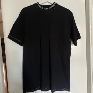 Snygg T-shirt från acne. Storlek xs men lite oversized så passar större också. 