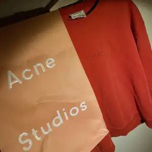 Hej, säljer en riktigt snygg Acne Studios Stockholm Sweatshirt i röd. Bra skick, sparsamt använd. Storlek M men passar även L, har lite collage-sweatshirt fit. Nypris runt 3500kr. Har påse från köp. Priset är inte hugget i sten. Hör av dig vid intresse!