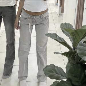 Gråa lågmidjade jeans från Gina Tricot ” Low Straight Jeans”. Använda fåtal gånger så som nya. Nypris 499kr. Säljer då jag har ett par till. Långa på mig som är 168cm. KÖP DIREKT 350kr.
