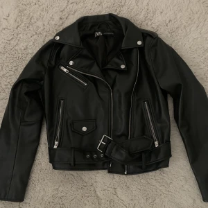 Skinnjacka från Zara - Säljer denna assnygga vårjacka från zara, som knappt är använd. Pris går att diskutera! Köparen står för frakt💕