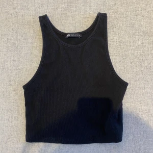 Zara tank top - Fint linne eller tanktop från Zara. Bra skick och är så fin. Köparen står för frakten och kontakta mig vid intresse eller frågor. ❤️