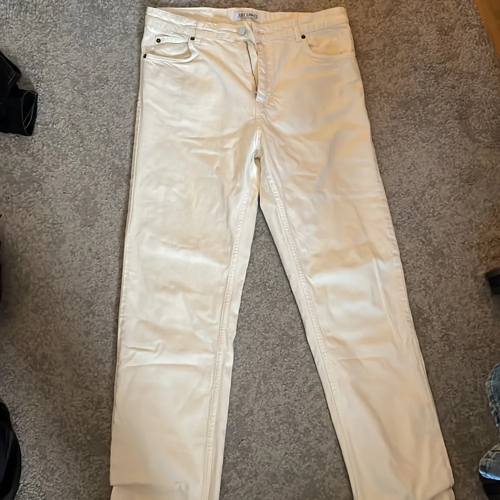 Just junkies jeans i off-white färg. Nypris 900kr Bra skick  Köpta på Zalando. Jeans & Byxor.