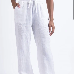 Linnebyxor ifrån madlady - Vita linnebyxor från madlady, aldrig andvända, storlek S. Köpta för 649kr säljer för 450!