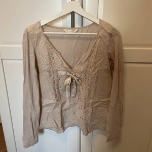 Odd Molly blus - Beige Odd Molly blus med fina detaljer, säljer då de inte längre kommer till användning