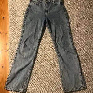 Helt nya jeans som jag säljer pga att det är för små! Jeansen kommer ifrån chiquelle.