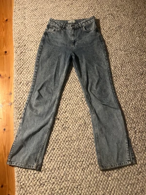 Jeans - Helt nya jeans som jag säljer pga att det är för små! Jeansen kommer ifrån chiquelle.