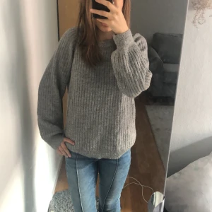 Stickad tröja - Jätte fin stickad tröja från Lindex, grå, mönstrad, inte mycket använd men blivit för liten för mig.