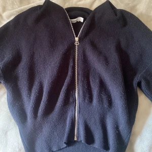 Zip up - Fin zip up använd 1 gång med lång krage, (rensar gaderob) frakt tillkommer ❤️