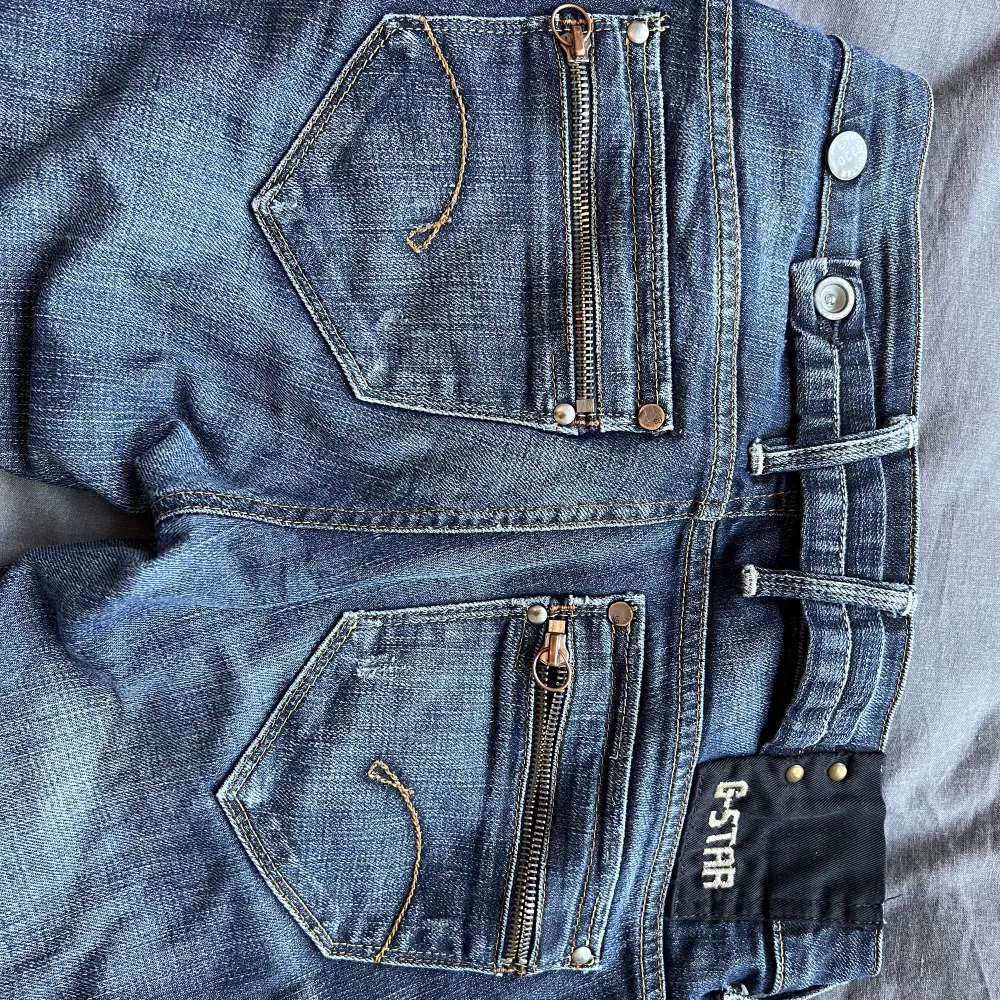 Säljer mina lågmidjade G-Star jeans då dom är för små för mig. Dom är i mycket gott skick. Stl 28-32. Pris kan diskuteras 🤍. Jeans & Byxor.