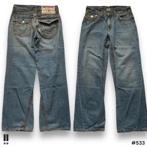 true religion jeans 533 - 💜Model: Billy Super T 💜Tag: 32/33 💜Waist: 40cm 💜Inseam: 80cm 💜Outseam: 108cm 💜Leg opening: 25cm 💜Flaws: höger knapp borta. några små fläckar. slitna benöppning