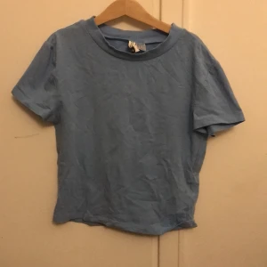 Blå t-shirt - Säljer denna croppade tröja. Kontakta vid frågor eller intresse!