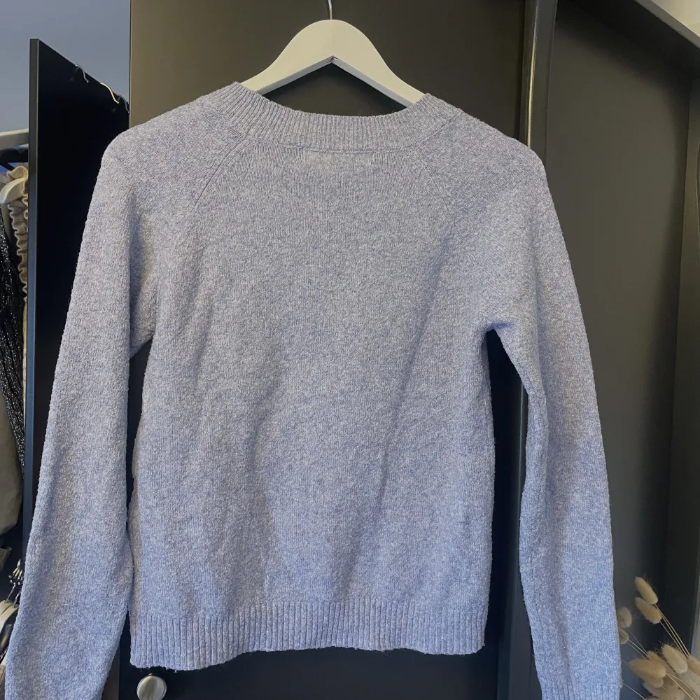 Stickad tröja i ljusblå från Vero Moda i storlek XS 💙 säljer för 200kr!. Stickat.