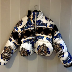 Pufferjacka med fantastiska mönster - Underbar och varm pufferjacka från PrettyLittleThing från deras Limited Edition! Uppskattad plagg. Helt oanvänd. Unik och siden-mjuk material! Perfekt för nu för våren och hösten, priset kan diskuteras. 