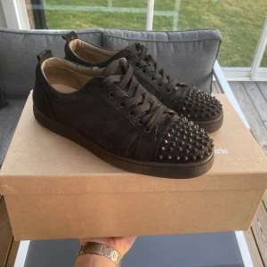 Christian Louboutin Spikes - Säljer ett par supersnygga Christian Louboutins! De är i bra skick, en reva finns dock på insidan av ena skon, se bild 1. Storlek 42, fits 42-43. Box finns, inget annat OG. Passar perfekt nu inför våren/sommaren! Pris kan diskuteras! 