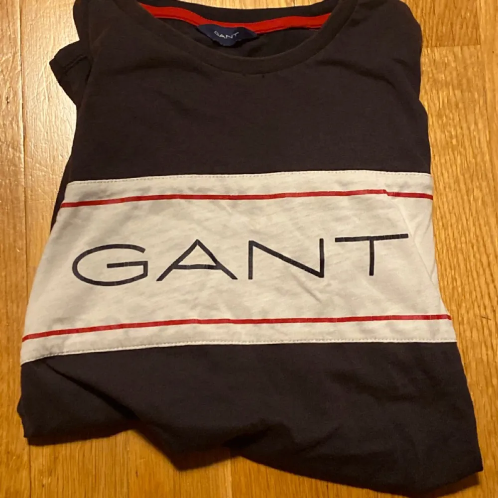 Gant t-shirt senast använd ca 2 år sedan, bra skick. Gör av dig vid minsta intresse, orginal pris runt 400kr. T-shirts.