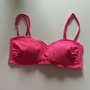Bikiniöverdel - Rosa bikiniöverdel från kappahl med avtagbara band. Knyte i ryggen. Storlek XS. 