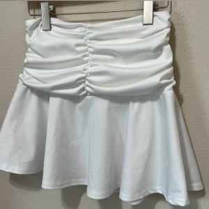 Vit a-linje kjol - Jättefin kjol med volang, aldrig använd, midjemått 60 cm, storlek xs💘