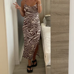 Klänning - Klänning från Bershka. Endast använd 1 gång (när bilderna togs) så den är i nyskick. Medium men passar även en Small.