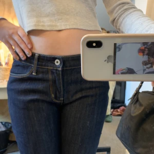 Levis low waist jeans - Säljer dessa superfina Levis jeansen eftersom de inte kommer till användning alls typ. Köpta på beyond retro för 600. Jag är 170💕skriv privat för måtten 