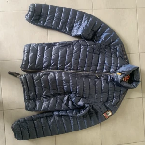 Parajumpers sheen - Säljer min parajumper jacka då den blivit för liten. Storlek S och modellen Sheen. Mycket bra skick, köpt på NK i Göteborg 