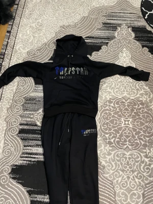 Trapstar  - Trapstar dress, äkta, skön att ha på sig  