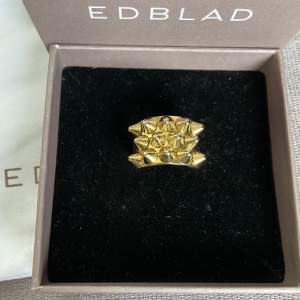 Säljer nu min edblad peak ring i färgen guld, strl L (18,5mm). Den är endast använd ett fåtal gånger och är i nyskick. Orginalbox ingår såklart. Köptes för 400, säljer nu för 250. Skriv vid fler frågor eller vid några funderingar! 