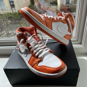 Jordans 1 Mid - Electro - Säljer Jordans 1 Mid electro. Skorna är köpta för 1400. Skriv om du är intresserad eller om du undrar något. Skick 9/10. Pris kan diskuteras vid snabb affär.