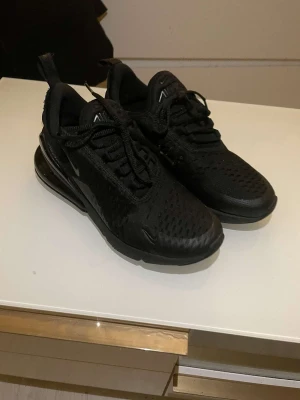 Nike 270 - Helt oanvända Nike 270 strl 38, beställde o testa o de va för små sen glömde jag returnera o nu är tiden ute ):  priset är förhnadlingsbart vid snabb affär