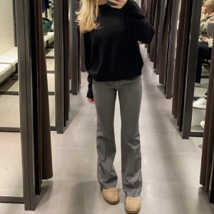Gråa Kostymbyxor  - Hej! Säljer dessa trendiga gråa kostymbyxor som är midwaist. Jätte vackra verkligen och de är i gott skick fortfarande! Längd 32 så passar även långa människor💓 Nypris 399kr. Hör av er vid funderingar🫶