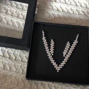 Silver smycke - Ett jätte fint silver kit ifrån ur&penn💕Helt oanvänd jätte fin använda till sudent,bal,skolavslutning☀️Skriv privat om ni har frågor och funderingar..