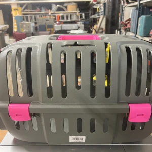 Hund/katt bur  - En brut för en liten hund eller katt. Använd några gånger. 10 cm bred och 15 cm bred 