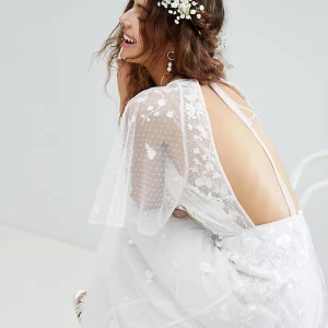 ASOS EDITION - Broderad maxi-bröllopsklänning med utsvängd arm - Jag renoverar min garderob märkte att jag har en klänning från ASOS som är oanvänd (står packat percis som den kom) och tar väldigt stort plats.   ASOS EDITION - Broderad maxi-bröllopsklänning med utsvängd arm 