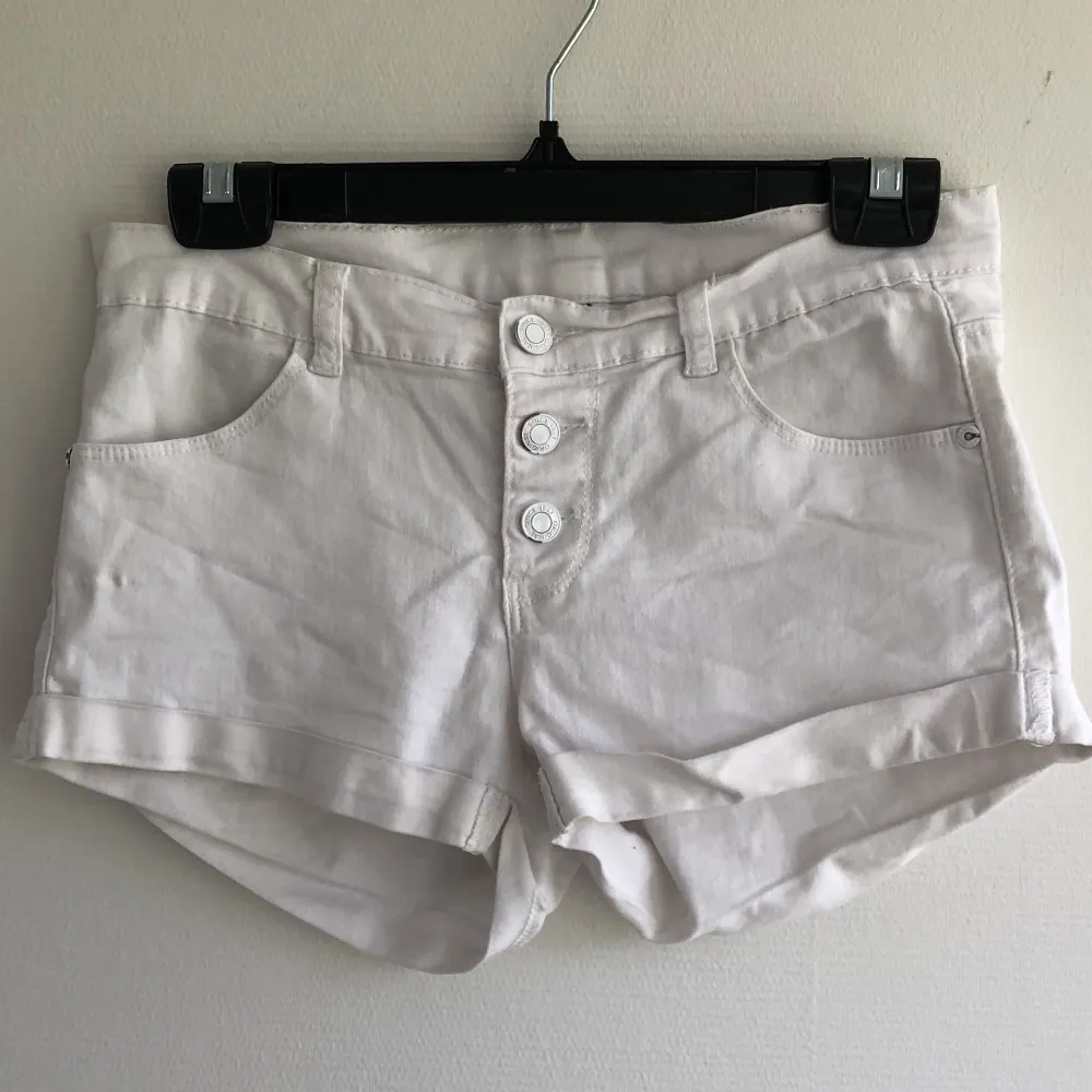 Säljer nu dessa midwaisted vita shorts, perfekt till sommaren. Fint skick. Säljs eftersom de är för små för mig. Står ingen storlek men skulle gissa på ca xs. Rensar i garderoben så kolla gärna mina andra annonser 🥰. Shorts.