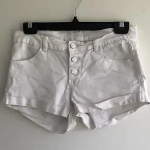 Säljer nu dessa midwaisted vita shorts, perfekt till sommaren. Fint skick. Säljs eftersom de är för små för mig. Står ingen storlek men skulle gissa på ca xs. Rensar i garderoben så kolla gärna mina andra annonser 🥰