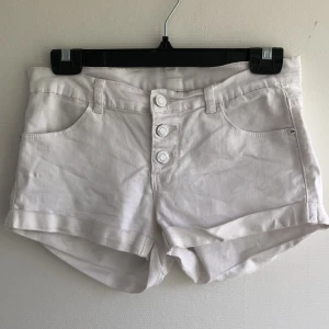 Vita shorts  - Säljer nu dessa midwaisted vita shorts, perfekt till sommaren. Fint skick. Säljs eftersom de är för små för mig. Står ingen storlek men skulle gissa på ca xs. Rensar i garderoben så kolla gärna mina andra annonser 🥰
