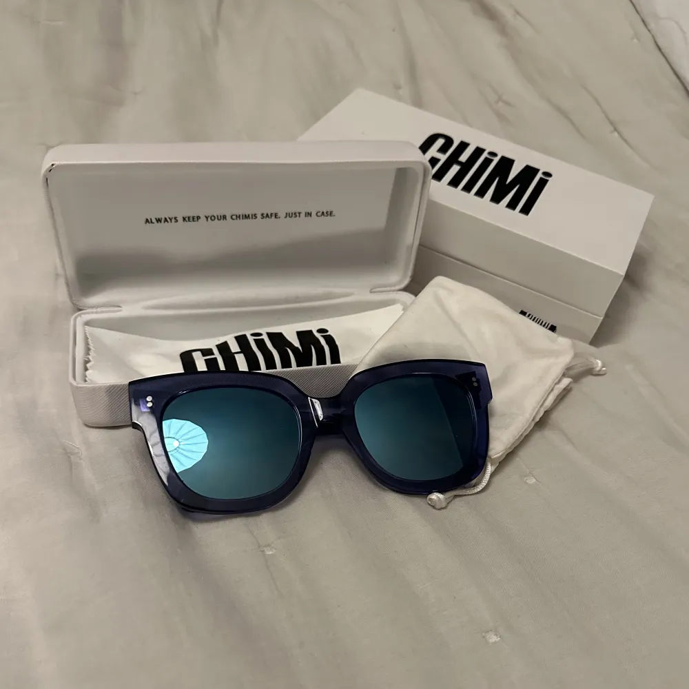 Säljer mina super snygga chimi 08 i färgen acai med spegelglas. Som nya i skicket och allt på bilden medföljer☺️. Accessoarer.