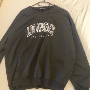 Svart tröja  - Aldrig använd och väldigt mysig och mjuk inuti. Säljs för 75kr med storlek M