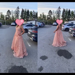 Klänning  - Blommig coralfärgad klänning Använd endast en gång, kemtvättad